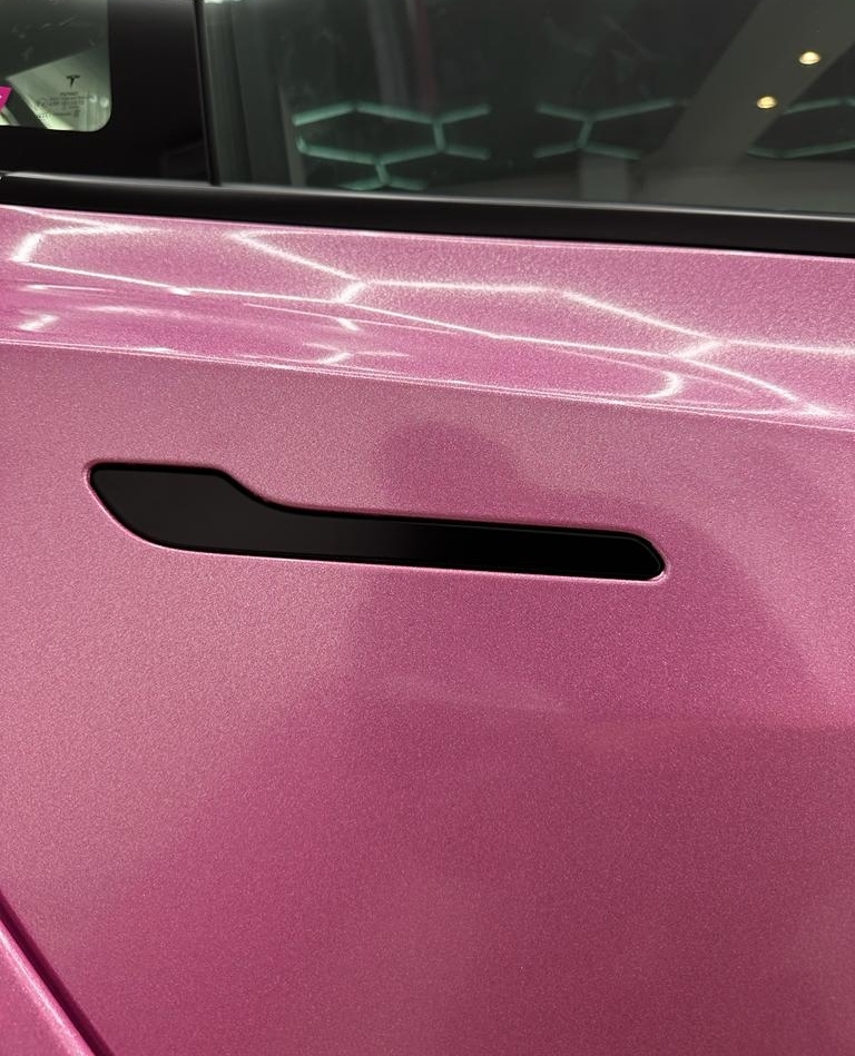 FD_Detailing's tweet photo. Formation covering sur Tesla Model 3. Ils sont doués et bien encadrés. Ils avancent bien. C'est dommage pour moi !!!

#tesla #teslamodel3 #hexis #formationdetailing #detailingformation #formationyvelines #rose #barbie #challenge #superstagiaires #formationtop #formateurstop https://t.co/5PdqkjBYbO