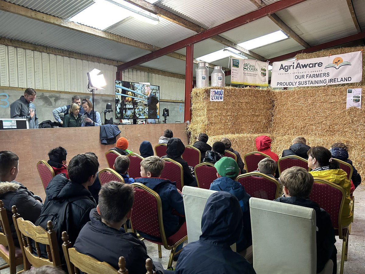 Delighted to have Athenry Boys National School with us on the farm of Henry and Enda Walsh for #WorldSchoolMilkDay in association with the <a href="/NDC_ie/">National Dairy Council</a>.