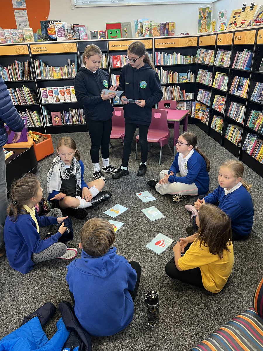 ClwydPrimary's tweet photo. Some y3/4 children have enjoyed some Welsh activities this morning taught by some y6 children from @Tirdeunaw at @Discovermore #penlanlibrary https://t.co/CMPuNkUNYT