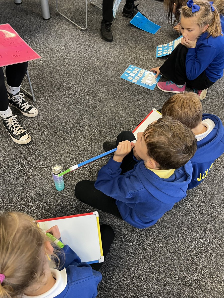 ClwydPrimary's tweet photo. Some y3/4 children have enjoyed some Welsh activities this morning taught by some y6 children from @Tirdeunaw at @Discovermore #penlanlibrary https://t.co/CMPuNkUNYT