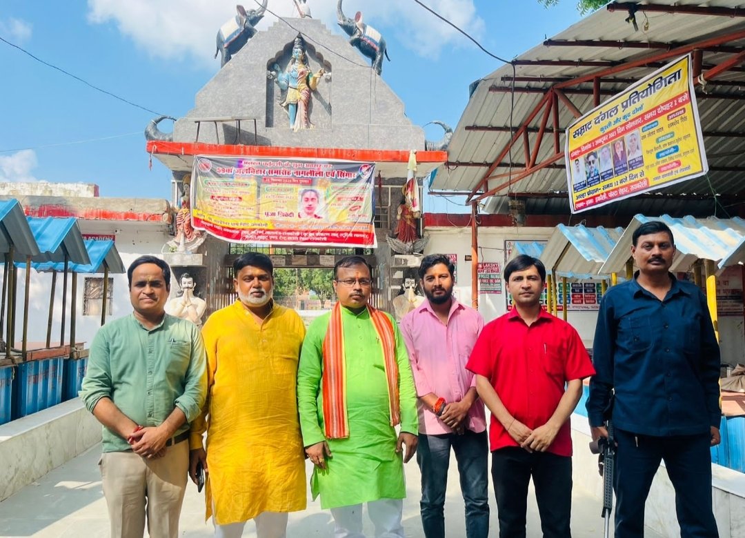 viswadeep12345's tweet photo. आज #सुल्तानपुर जाते हुए #रायबरेली में कार्यवाहक प्रदेश अध्यक्ष पंडित अशोक बाजपेई जी के यहां रेल कोच के पास प्राचीन शिव जी के बालेश्वर धाम मंदिर में दर्शन और गणेश जी पूजन करने का सौभाग्य मिला। https://t.co/Svc6xunLWh