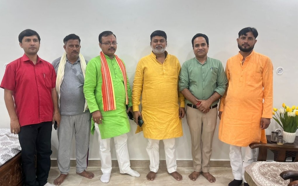 viswadeep12345's tweet photo. आज #सुल्तानपुर जाते हुए #रायबरेली में कार्यवाहक प्रदेश अध्यक्ष पंडित अशोक बाजपेई जी के यहां रेल कोच के पास प्राचीन शिव जी के बालेश्वर धाम मंदिर में दर्शन और गणेश जी पूजन करने का सौभाग्य मिला। https://t.co/Svc6xunLWh