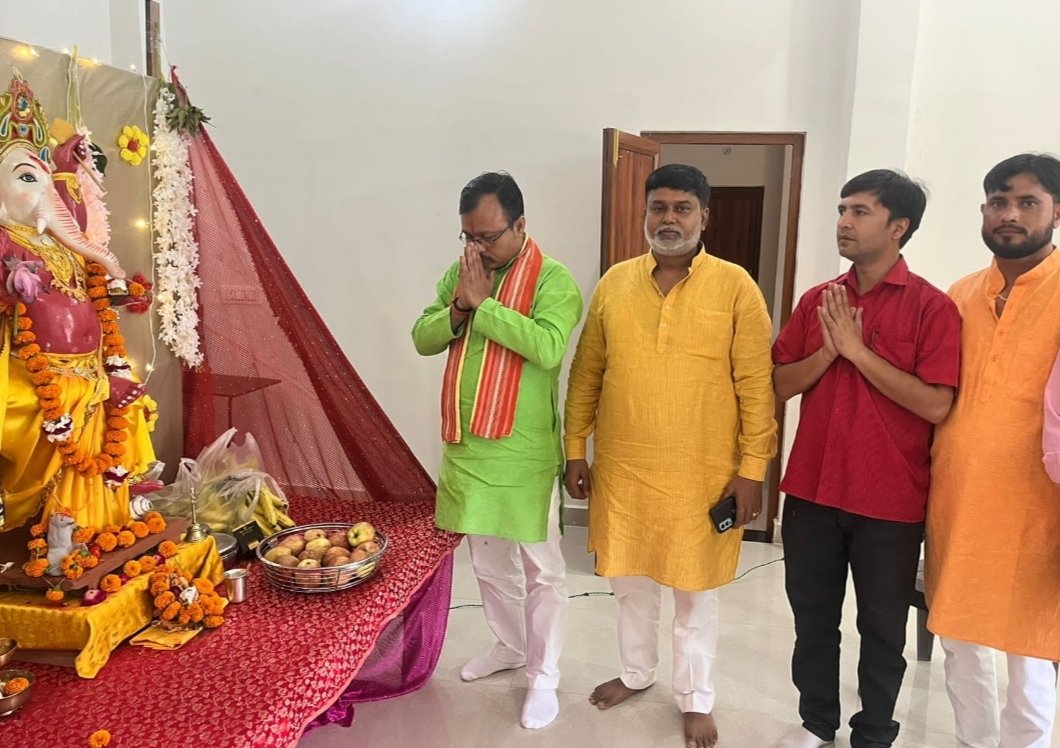 viswadeep12345's tweet photo. आज #सुल्तानपुर जाते हुए #रायबरेली में कार्यवाहक प्रदेश अध्यक्ष पंडित अशोक बाजपेई जी के यहां रेल कोच के पास प्राचीन शिव जी के बालेश्वर धाम मंदिर में दर्शन और गणेश जी पूजन करने का सौभाग्य मिला। https://t.co/Svc6xunLWh
