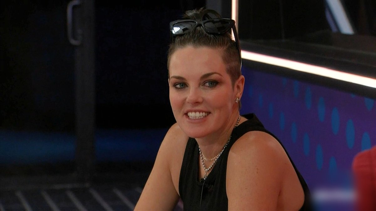 89razorskate20's tweet photo. ⚡️WEEK 8, REPOST &amp; LIKE If You’re Team BOWIE! #BB25 https://t.co/mAUy6DtuuY
