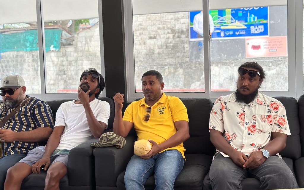 _VSSM_'s tweet photo. 📍ލ ކުނަހަންދޫ

މިނިސްޓަރ @AhmedMahloof އާއި ތ،ލ ކޯޑިނޭޓަރ @myfoona ކުނަހަންދޫ ކެމްޕޭން ޓީމާއި ބައްދަލުކުރުން.

#IbuOk
#IbuAslam2023
#UfaaverAmaanRaajje https://t.co/KiXTutZsQS