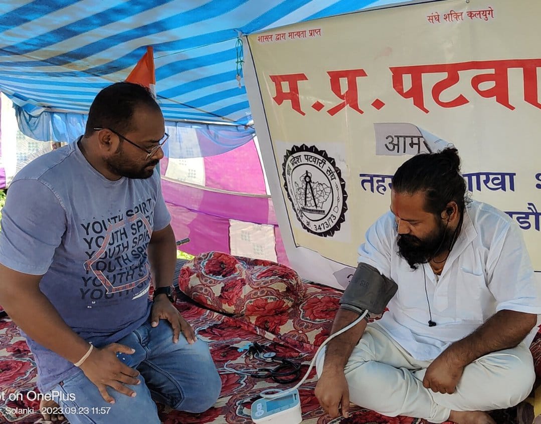 मैं शून्य पे सवार हूँ
बेअदब सा मैं खुमार हूँ
अब मुश्किलों से क्या डरूं
मैं खुद कहर हज़ार हूँ
मैं शून्य पे सवार हूँ

हमारा आमरण अनशन मंशा नही,
आपकी हठधर्मिता
का परिणाम है!!
#पटवारी_आमरण_अनशन
#आमरण_अनशन
#पटवारी_सोहन_साहू 
#मध्यप्रदेश
#2800gradepay