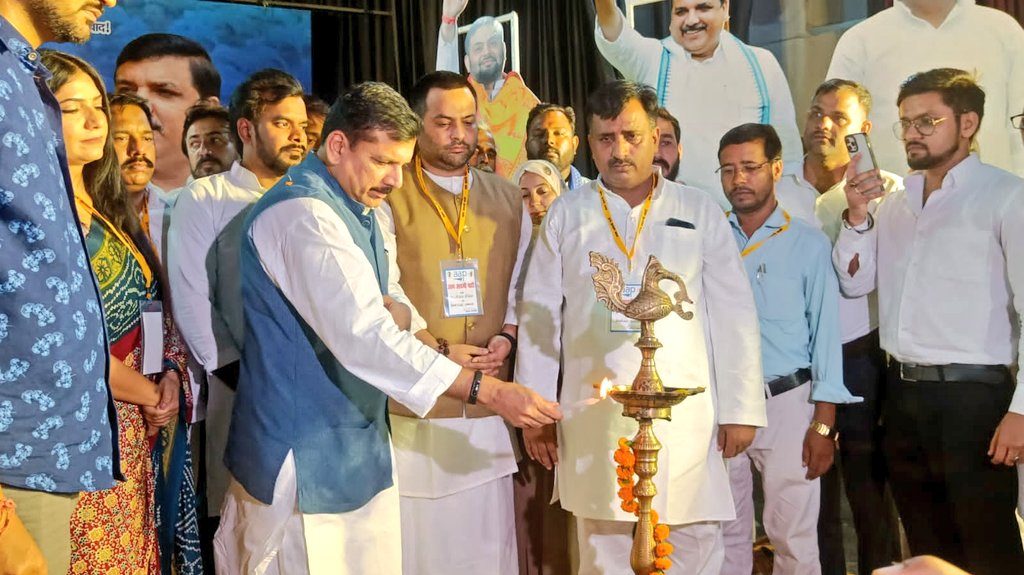 VinayPatelAAP's tweet photo. प्रदेश प्रभारी व राज्यसभा सांसद @SanjayAzadSln जी ने दीप प्रज्ज्वलित कर "लखनऊ कार्यकर्ता समागम" का किया शुभारंभ। 

इस दौरान निवर्तमान प्रदेश अध्यक्ष @SabhajeetAAP जी, लखनऊ जिलाध्यक्ष @Pt_shekhardixit
जी सहित तमाम पदाधिकारी एवं हजारों कार्यकर्ता मौ���ूद रहे। https://t.co/3zuUdH0lS6
