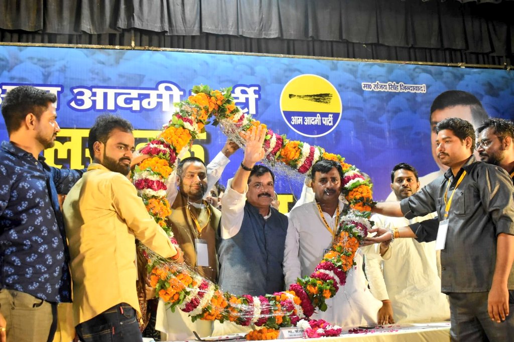 VinayPatelAAP's tweet photo. प्रदेश प्रभारी व राज्यसभा सांसद @SanjayAzadSln जी ने दीप प्रज्ज्वलित कर "लखनऊ कार्यकर्ता समागम" का किया शुभारंभ। 

इस दौरान निवर्तमान प्रदेश अध्यक्ष @SabhajeetAAP जी, लखनऊ जिलाध्यक्ष @Pt_shekhardixit
जी सहित तमाम पदाधिकारी एवं हजारों कार्यकर्ता मौ���ूद रहे। https://t.co/3zuUdH0lS6