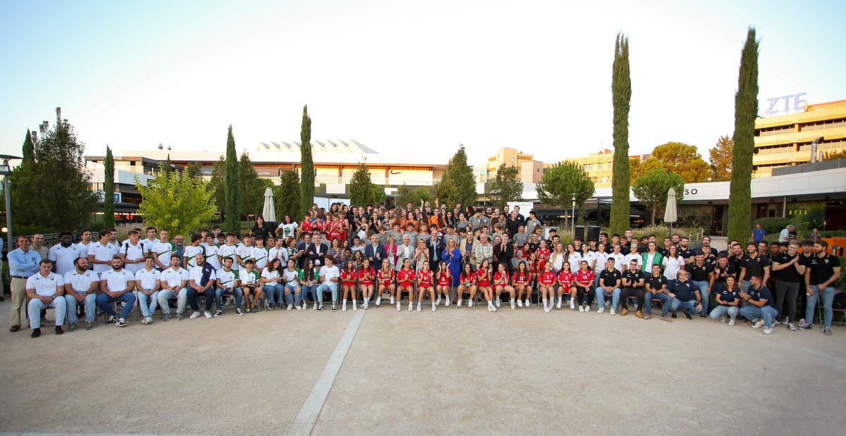 😊 Gracias a todos por acompañarnos ayer en la Presentación de Equipos FUNDAL 2023/24 en <a href="/MoralejaGreen/">Moraleja Green</a>.

👏 Y gracias al <a href="/Alcobendas_ayto/">Ayuntamiento Alcobendas</a>  por estar siempre con el deporte. 

📸Enlace a todas las fotos de la presentación 1drv.ms/f/s!AoEiGcZkOA…