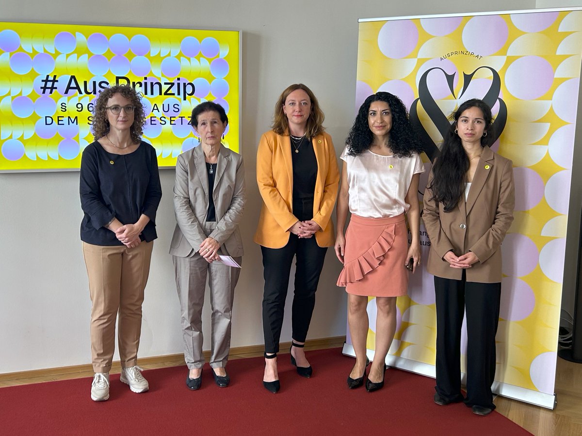 Gemeinsam mit
<a href="/ProChoice_AT/">Pro Choice Austria</a> /Pamela Huck
Barbara Maier /ÖGF
<a href="/StefanieGrubich/">Stefanie Grubich</a> /P&amp;B
<a href="/ShouraHashemi/">Shoura Hashemi</a> /@amnestyaustria
<a href="/frauendomane/">frauendomäne</a> /Vanessa Lyn Baumgärtel
fordern wir vollständige Entkriminalisierung v #Schwangerschaftsabbruch, sowie leistbaren und sicheren Zugang! #AusPrinzip 1/