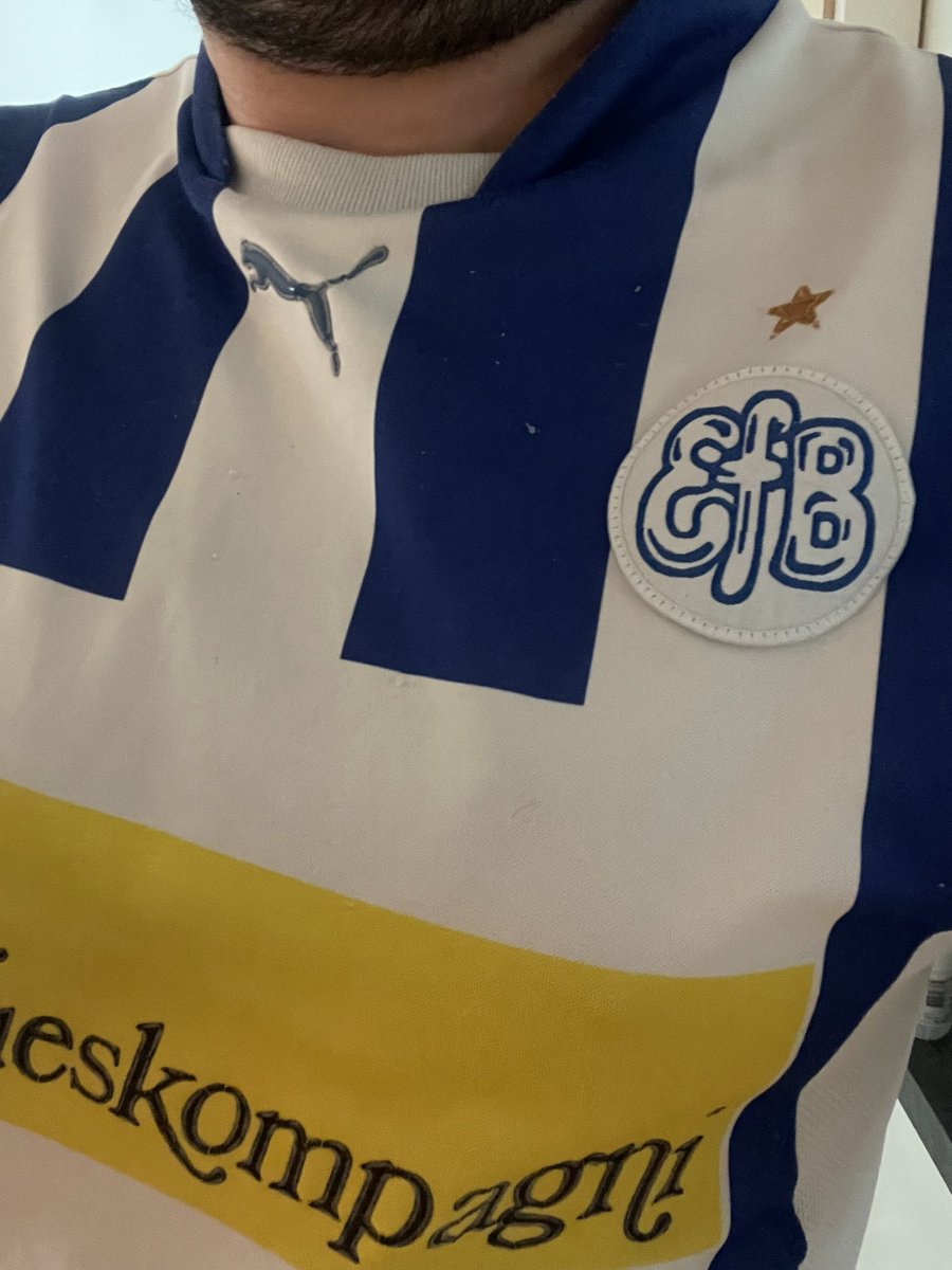 BuchHockeydk's tweet photo. Dagens påklædning! 
Pokalkamp mod VFF i aften. Vores #sldk-nemesis fra 00’erne, og den klub der må og skal være EfBs forbillede i at skabe en fremtidig bæredygtig og solid fodboldklub med ambitioner og stadig med traditioner ⚽️🔥#pokalen #efbvff #efbdk #blæsende #sasliga2003 https://t.co/QumbQfEtkG