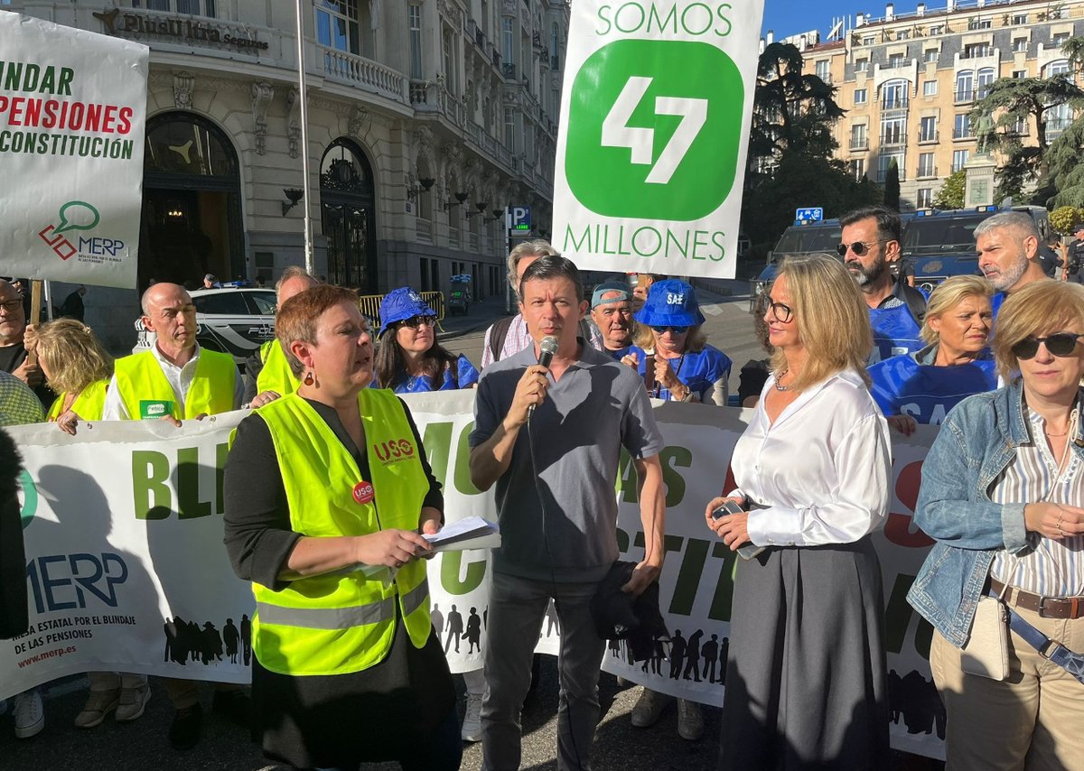 merp_org's tweet photo. Nos hemos concentrado en el @Congreso_Es en defensa de nuestras pensiones.

Pedimos que en el debate de #InvestiduraFeijoo se aborde de manera prioritaria #BlindarLasPensiones en la Constitución. https://t.co/4JY50QCmnb