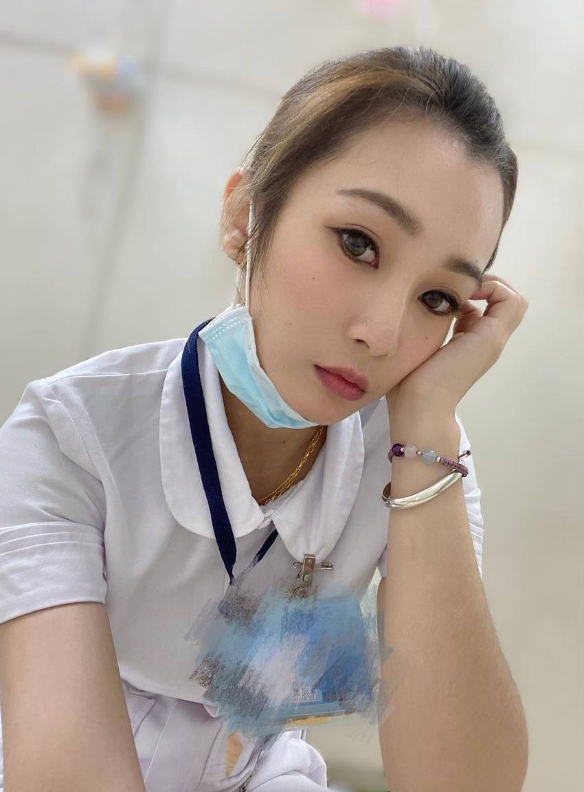今天有位阿伯來醫院

阿伯:叫什麼阿伯
          叫哥哥!
我整個都翻白眼🙄🙄🙄
我!做!不!到!
這位阿伯你要底要不要擦藥

最近一直被阿北惹火的 Me..
我就問:台灣的中年老年性到底怎麼了...
#護理師的生活日常
