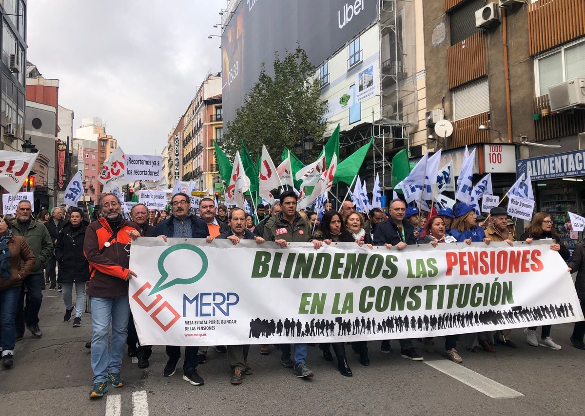 merp_org's tweet photo. Nos hemos concentrado en el @Congreso_Es en defensa de nuestras pensiones.

Pedimos que en el debate de #InvestiduraFeijoo se aborde de manera prioritaria #BlindarLasPensiones en la Constitución. https://t.co/4JY50QCmnb