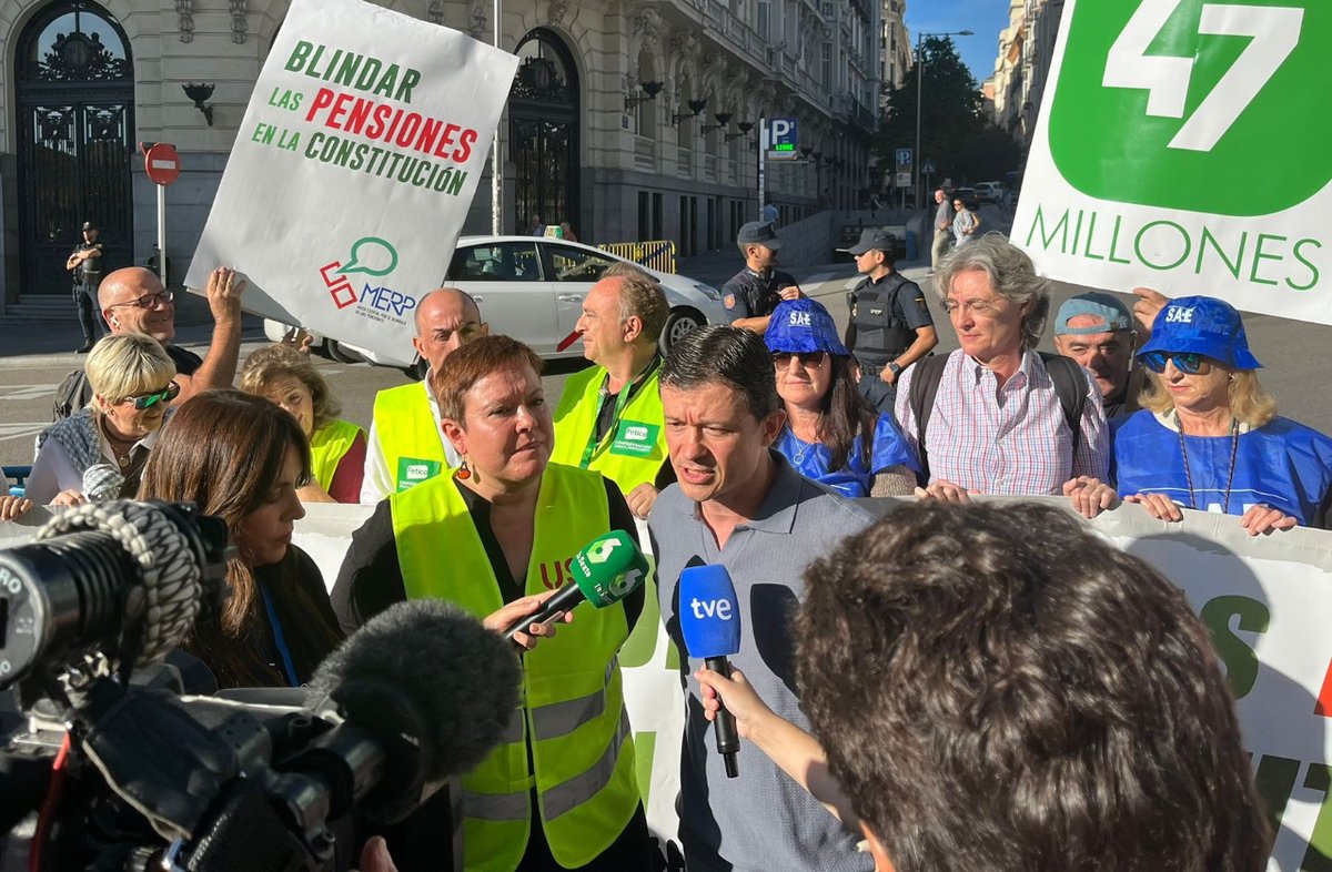 merp_org's tweet photo. Nos hemos concentrado en el @Congreso_Es en defensa de nuestras pensiones.

Pedimos que en el debate de #InvestiduraFeijoo se aborde de manera prioritaria #BlindarLasPensiones en la Constitución. https://t.co/4JY50QCmnb