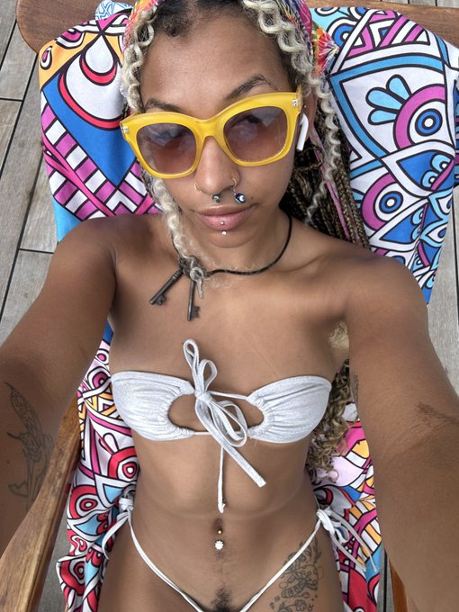 Pov me in between classes on a cruise ship 😇😇😇 https://t.co/qnkh7Kdx02<a href="/tag/tittytuesday"class="tags"><span>#tittytuesday</span></a>