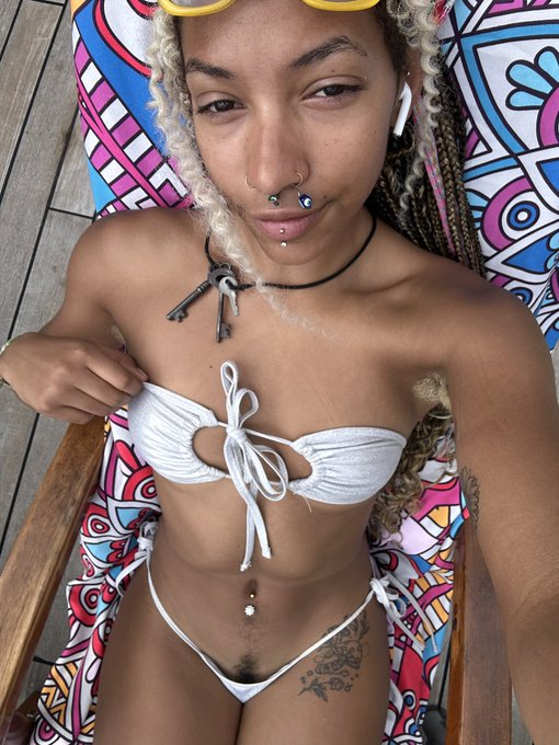 Pov me in between classes on a cruise ship 😇😇😇 https://t.co/qnkh7Kdx02<a href="/tag/tittytuesday"class="tags"><span>#tittytuesday</span></a>