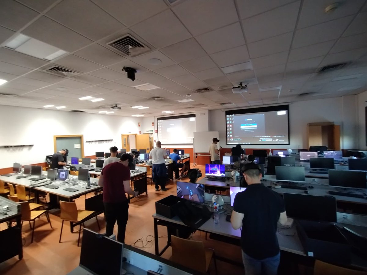 mastergraficos's tweet photo. Ayer empezamos las clases prácticas de Realidad Virtual! Y todos salieron muy contentos! https://t.co/jIM6Fjs2jH