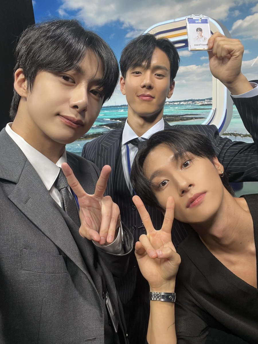 StudioK_twt's tweet photo. 두 신입사원과 소중한 VIP 고객님의 셀카 타임📸
⠀
🛫몬말리는 여행사의 
천방지축 어리둥절 여행 상담 EP.10
💝잠시 후 저녁 7시 공개💝
⠀
👉🏻 https://t.co/PxnUl5dAa4
⠀
#몬말리는여행사 #몬스타엑스 
#셔누 #형원 #아이엠
#브레드 #미카엘
@OfficialMonstaX https://t.co/yO2z2ogShc