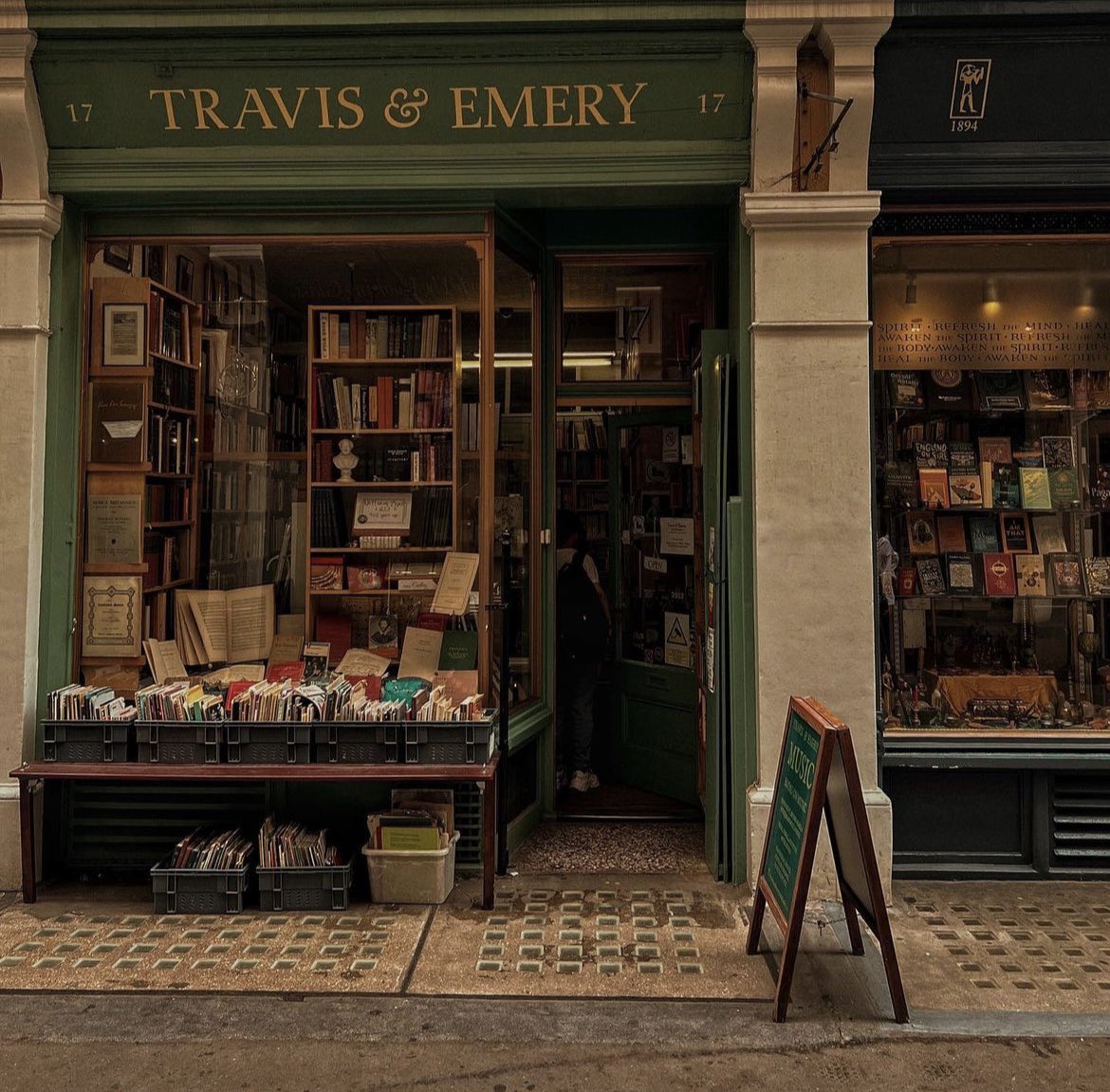 moontides_'s tweet photo. Happiest around books &amp; coffee https://t.co/PZhlTBlFjI