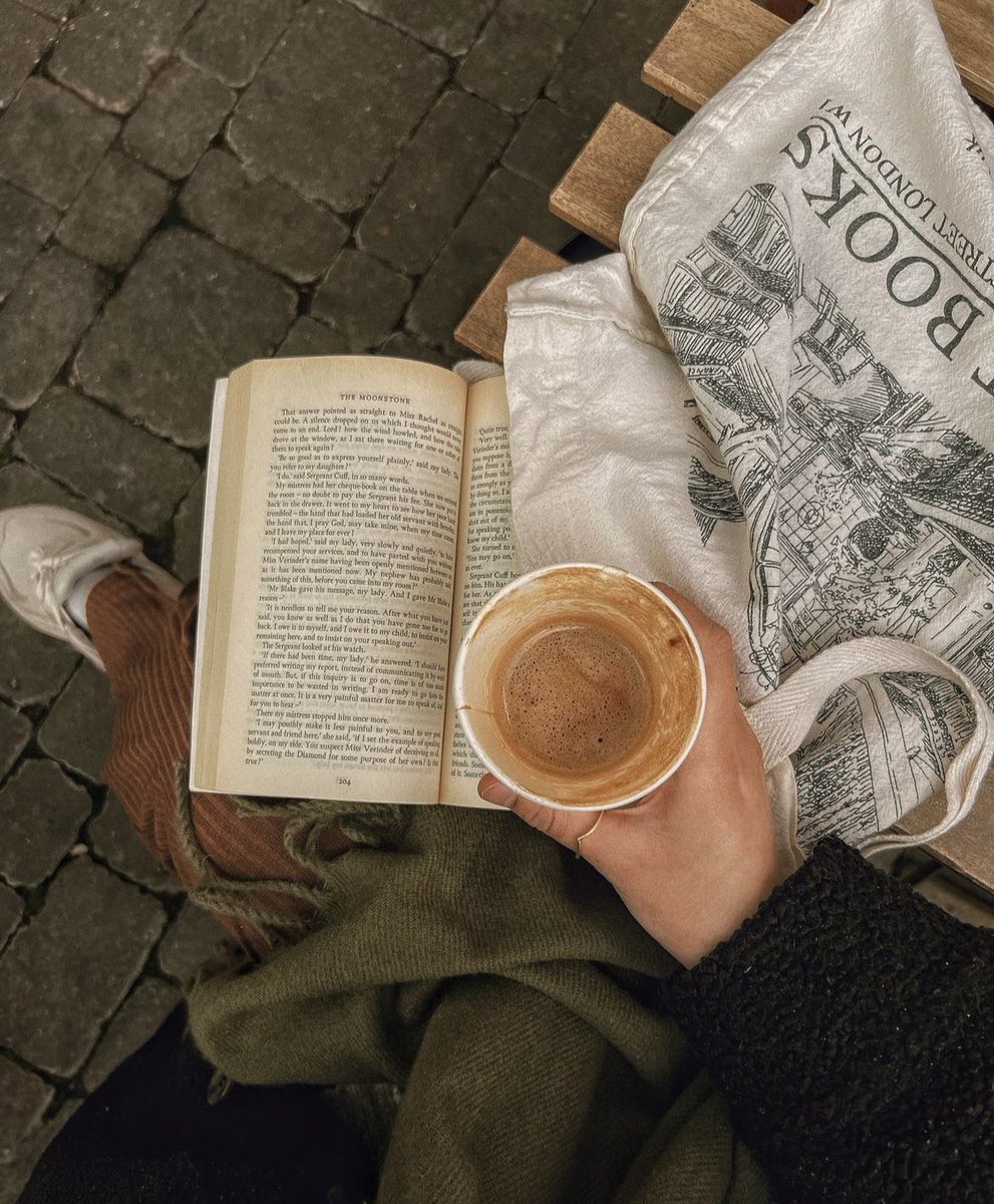 moontides_'s tweet photo. Happiest around books &amp; coffee https://t.co/PZhlTBlFjI