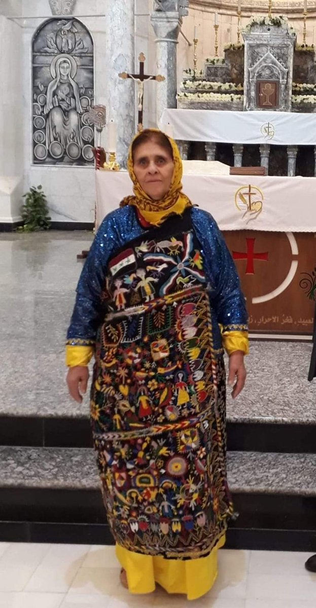 هذه الأم العراقية الأصيلة توفيت أمس في حادثة عرس الحمدانية.

كانت ترتدي الثوب التقليدي والتاريخي للمسيحيين في العراق ، وعلى الثوب علم العراق 🇮🇶

هي أم لأحد أساتذتي في المدرسة ، يحمل حب كبير كبير جداً للأرض والوطن ولا استغرب أبداً من مسيحيين العراق فهم معروفين بحبهم لبلدهم.