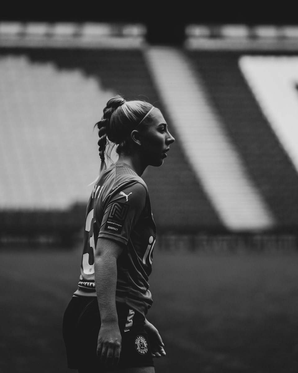 Focused ⚫️⚪️ #sonyalpha #sonyshooter #stadiummk #mkdons #billericaytownfcwomen #fawnl #awaydays #football #footballphotography