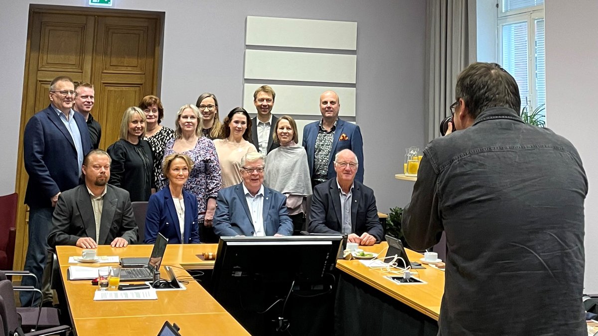 Syyskuun viimeinen viikko. Seutuhallitus käväisi yhteiskuvassa ja perehtyi Rakennesuunnitelman 2040+ luonnoksen saamiin lausuntoihin. Lausunto saatiin 19 sidosryhmältä.
#seutuhallitus <a href="/KummolaKalervo/">Kalervo Kummola</a> <a href="/paivinurmi/">Päivi Nurminen</a> <a href="/KouhiaRaimo/">Raimo Kouhia</a> 
Seutuhallituksen aineisto: tampereenseutu.fi/kokousten-poyt…