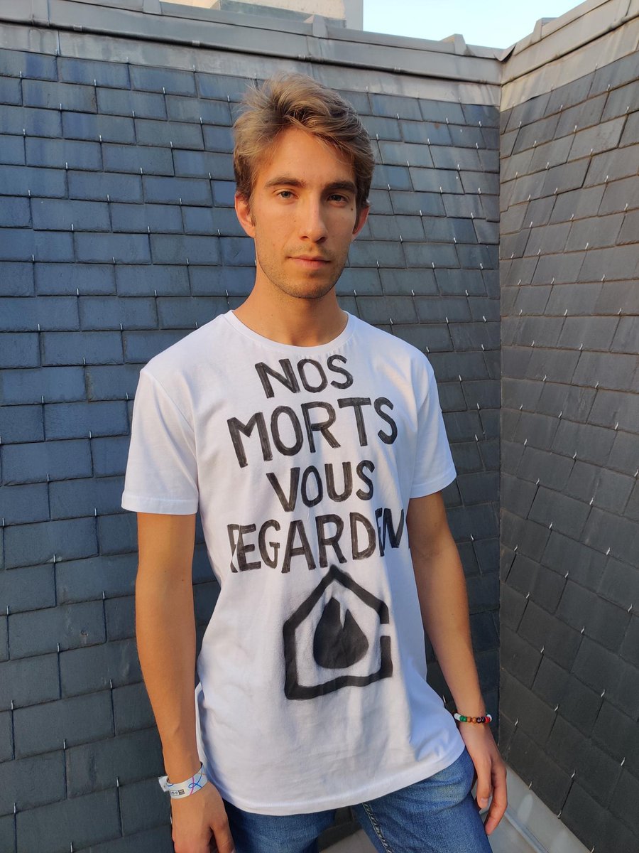 riposte_alim's tweet photo. 💬 Baptiste, 26 ans, citoyen soutenant Dernière Rénovation, s’est enchainé devant le Ministère de l’économie. #A22Network [1] https://t.co/cZjvUY2mkL