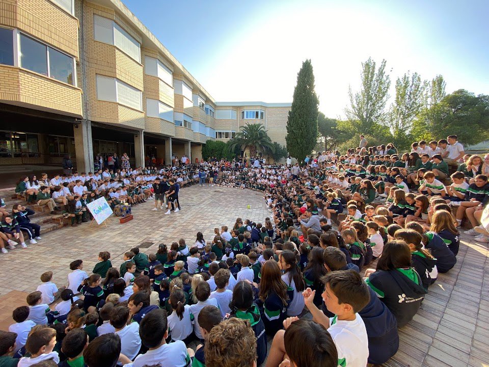 ¡Damos inicio a un nuevo curso con el lema “CONMUEVETE”! 
Juntos nos movemos con JESÚS ¡Vamos a por el curso!

#AperturaCurso #ConMuévete