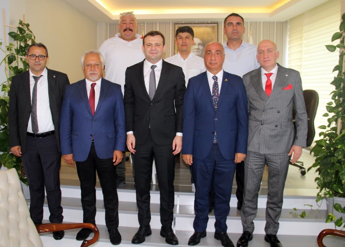 Birleşik Kamu İş Konfederasyonu’nu ziyaret ettik. Kamu emekçilerinin sorunları, yaşadıkları ekonomik zorluklar ve ortak mücadele yöntemleri üzerine konuşup, basına açıklamalarda bulunduk.