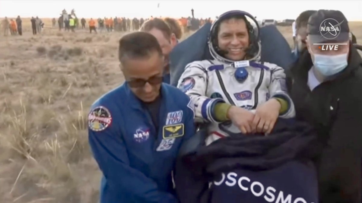 NASA_es's tweet photo. ¡El jefe de @NASA_Astronauts Joe Acabá 🇵🇷 estuvo en Kazajistán para dar la bienvenida a Frank Rubio 🇺🇸🇸🇻 en su regreso a la Tierra! El Dr. Rubio se someterá a unas primeras revisiones médicas con sus compañeros de tripulación antes de volver a casa. #MesDeLaHerenciaHispana #HHM23 https://t.co/75W7hZN68u