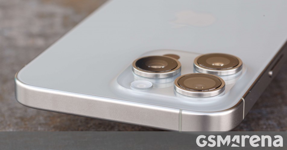 gsmarena_com's tweet photo. Kuo: iPhone 15 Pro overheating due to compromised thermal design https://t.co/YJSYO047zS https://t.co/RnpEHe5vBY