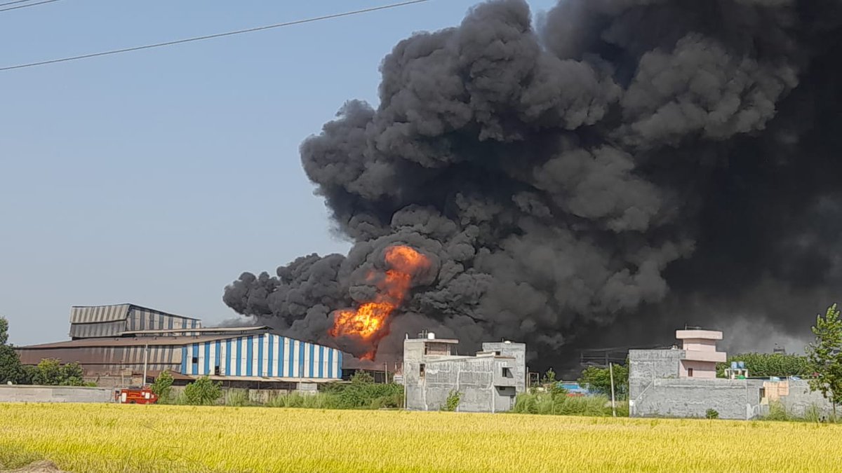 thetribunechd's tweet image. Massive #firebreaks out at #chemicalfactory in #Punjab's #Kurali tribuneindia.com/news/chandigar…
(Photo credit: Vicky)