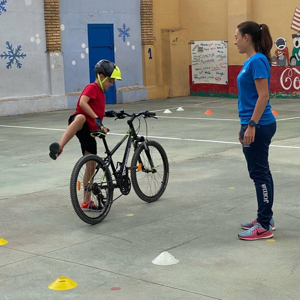 Cómo subirse correctamente a la 🚴🏼‍♀️ #bici, en el #CSantaAnaUtiel:
1) Ponerse de cara frente al sillín, frenando con la 🖐🏽 mano más cercana al manillar.
2) Pasar la 🦵🏽 pierna más próxima a la rueda trasera, por encima de ésta, a la altura del sillín, a la vez que giramos el cuerpo.