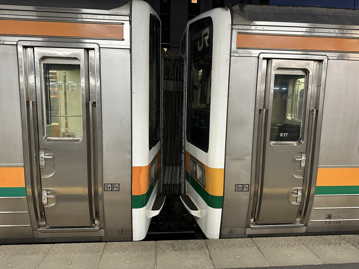 ronald_uss's tweet image. 今日も211系に乗れたけど、最近運用の時間帯があってきた。　K17も運用に復帰してた。　
#中央西線
#211系
#K17