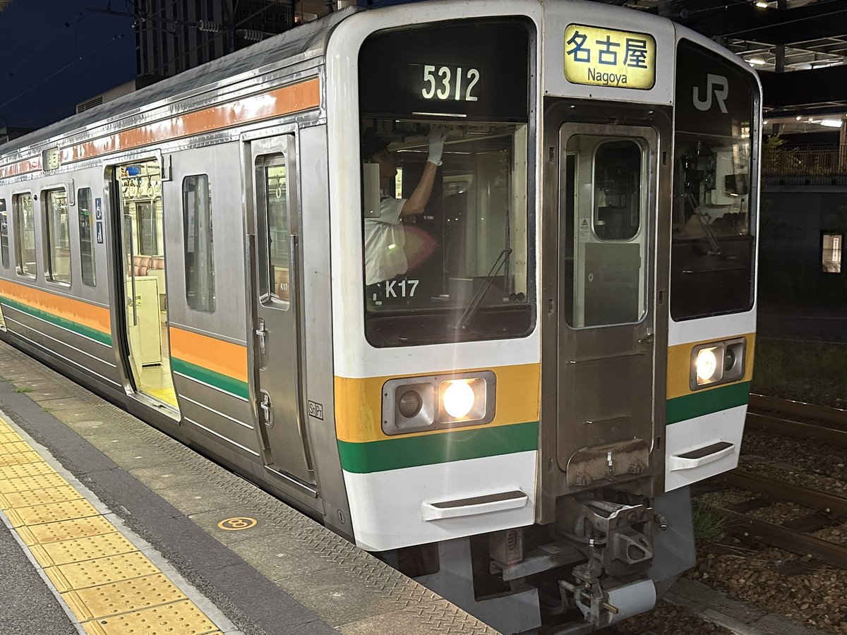 ronald_uss's tweet image. 今日も211系に乗れたけど、最近運用の時間帯があってきた。　K17も運用に復帰してた。　
#中央西線
#211系
#K17