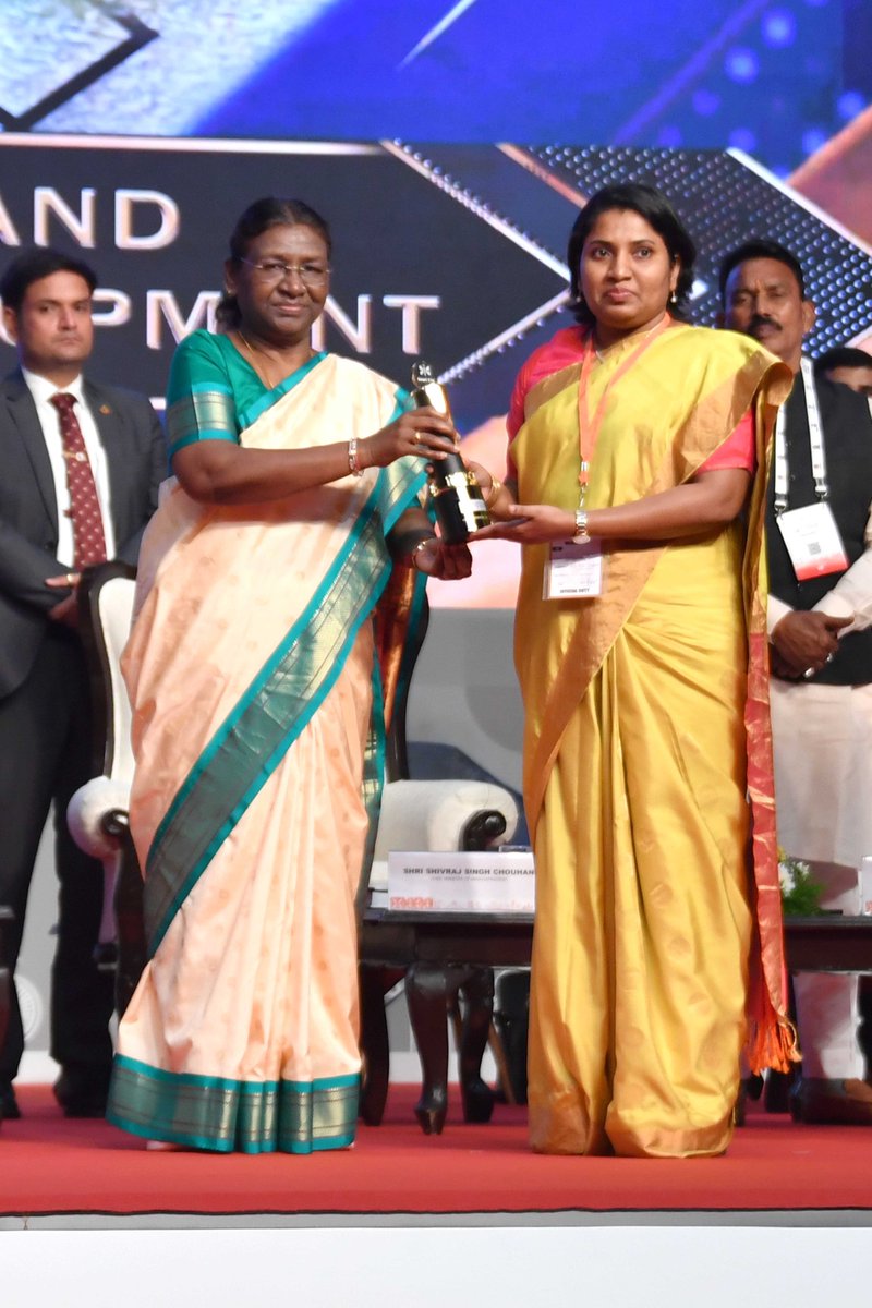 rashtrapatibhvn's tweet photo. President Droupadi Murmu graced the India Smart Cities Conclave 2023 at Indore. The President said that we have to develop safe, clean, healthy neighbourhoods across the country. She emphasised that people must become responsible and understand their duty towards their city and residents.
https://t.co/JtyQf2WhkF