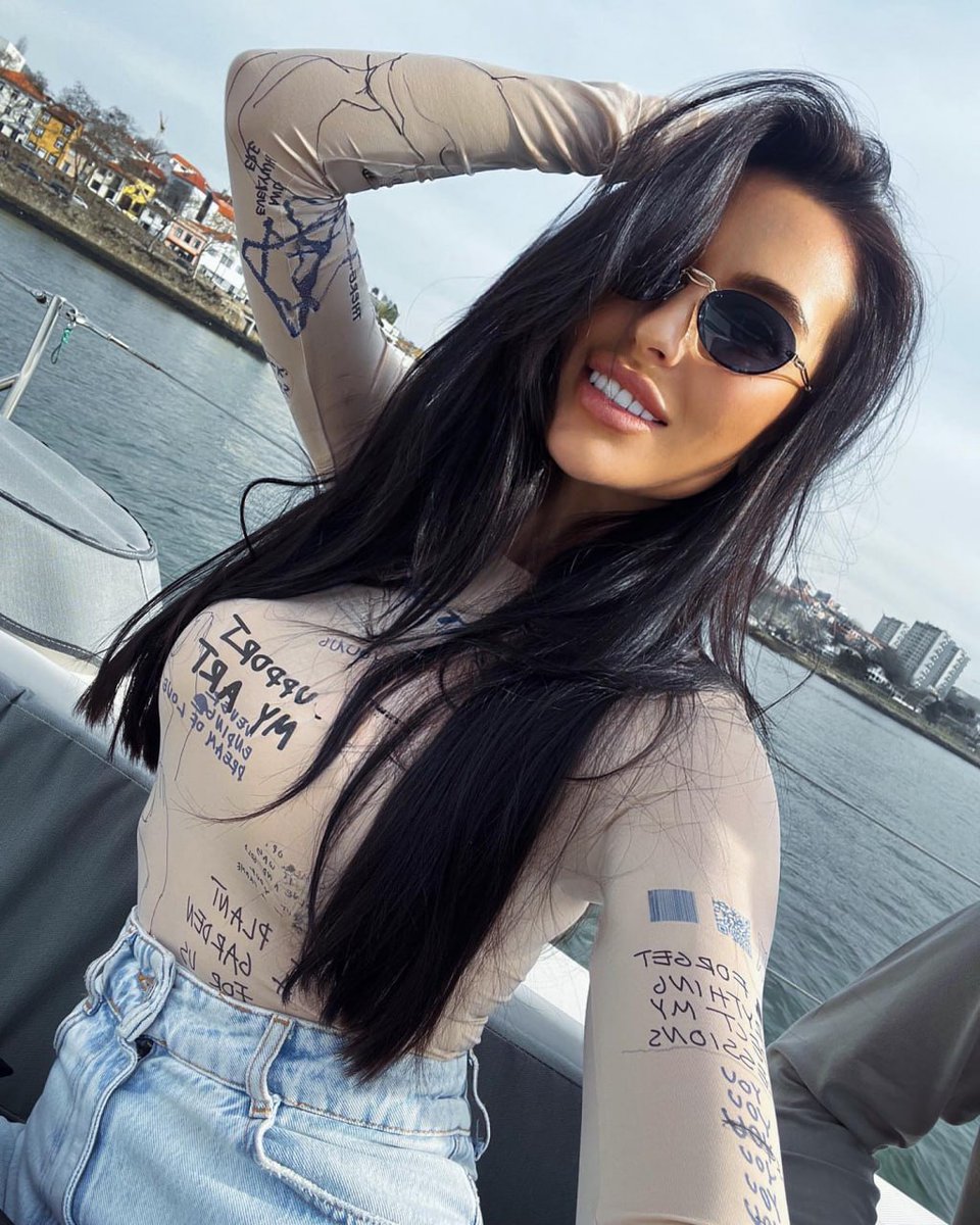 One is always on a strange road, watching strange scenery and listeningto strange music、 Then one day, you will find that the things you tryhard to forget are already gone.