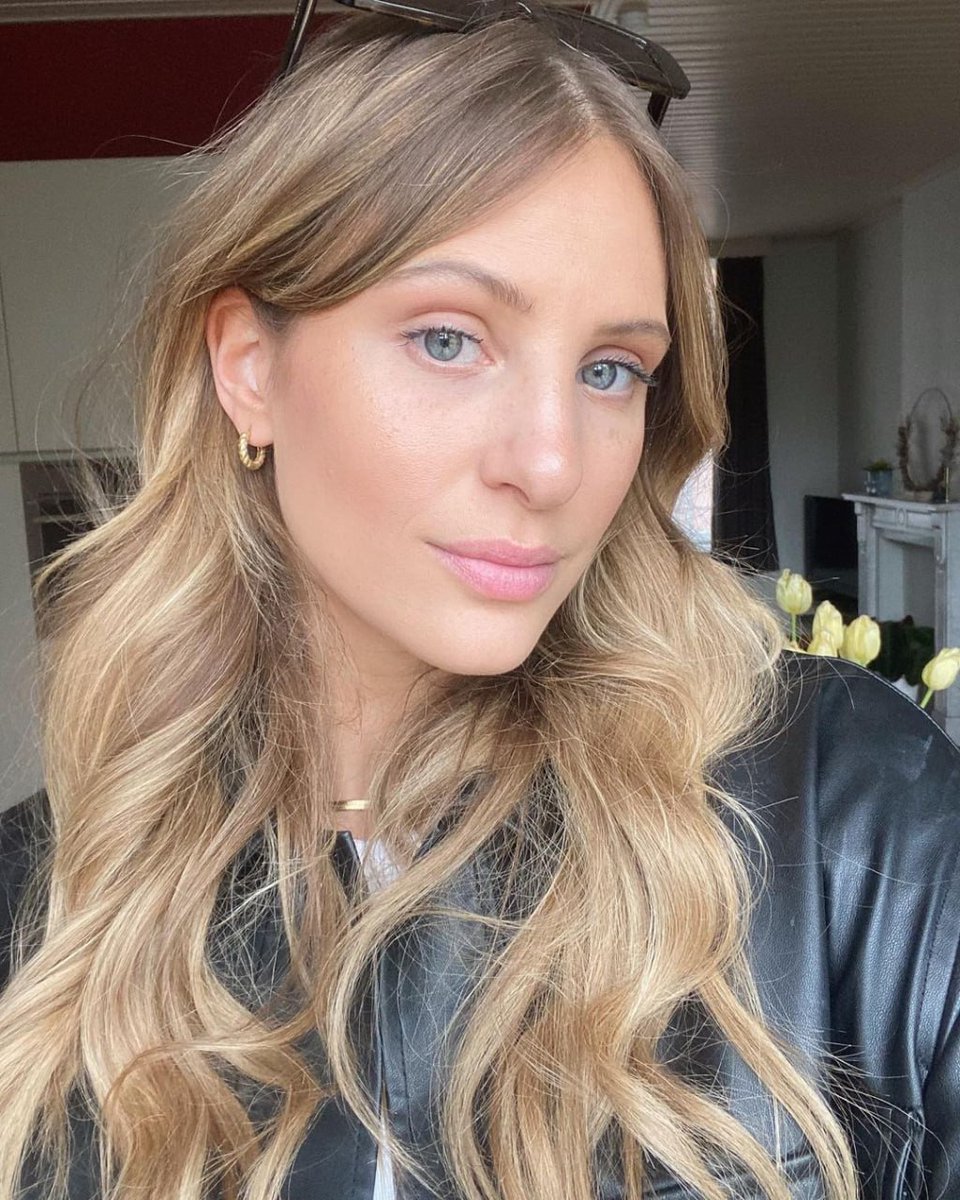 If you can hold something up and put it down, it is calledweight-lifting; if you can hold something up but can never put it down,it’s called burden-bearing、 Pitifully, most of people are bearing heavyburdens when they are in love.