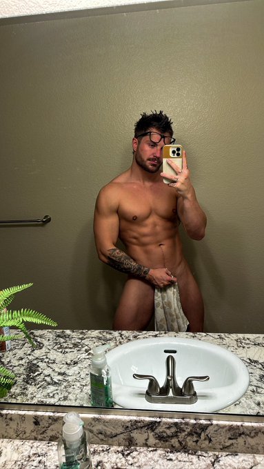210 lbs 6&rsquo;1 bad daddy https://t.co/q6G1oWN0aX