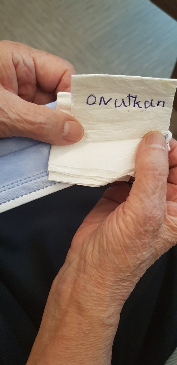 Hastam, 85 yaşında ve orta-ileri şiddette demansı, unutkanlığı var. Unutkanlık şikayetini unutmamak için kağıda not almış. Doktora gidince unutmayayım diye.

Çok şeyi unutacağız. Onun için basit duygusal sorunları dinazor büyüklüğüne çevirmeyin ve günlük hayatınızı zehirlemeyin!