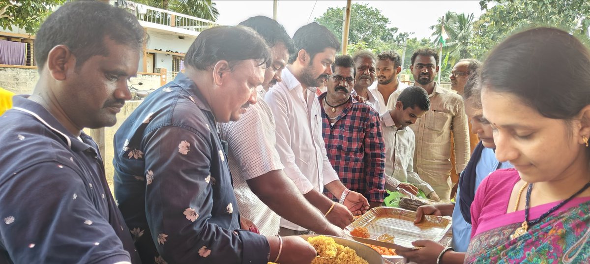 SakhariJsp's tweet photo. ఈరోజు: #SubashNagar , #PedaRushikonda , #PedaRushikonda_Pollamamba_Temple నందు బుధవారం మధ్యాహ్నం అన్నాదానం కార్యక్రమం లో వారి ఆహ్వానం మేరకు పాల్గొనడం జరిగింది.
శాఖరి శ్రీనివాస్
#Bheemili
@DrSandeepJSP
@JanaSenaParty https://t.co/dhzo8Lrv8x