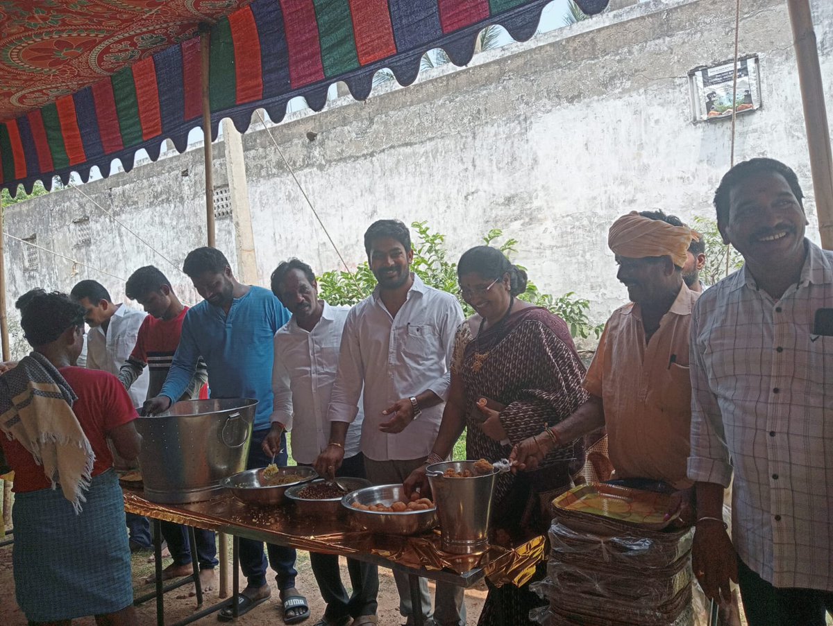 SakhariJsp's tweet photo. ఈరోజు: #SubashNagar , #PedaRushikonda , #PedaRushikonda_Pollamamba_Temple నందు బుధవారం మధ్యాహ్నం అన్నాదానం కార్యక్రమం లో వారి ఆహ్వానం మేరకు పాల్గొనడం జరిగింది.
శాఖరి శ్రీనివాస్
#Bheemili
@DrSandeepJSP
@JanaSenaParty https://t.co/dhzo8Lrv8x