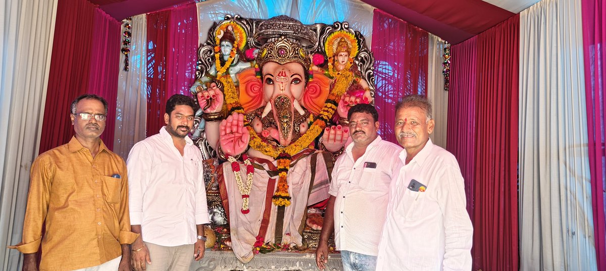 SakhariJsp's tweet photo. ఈరోజు: #SubashNagar , #PedaRushikonda , #PedaRushikonda_Pollamamba_Temple నందు బుధవారం మధ్యాహ్నం అన్నాదానం కార్యక్రమం లో వారి ఆహ్వానం మేరకు పాల్గొనడం జరిగింది.
శాఖరి శ్రీనివాస్
#Bheemili
@DrSandeepJSP
@JanaSenaParty https://t.co/dhzo8Lrv8x