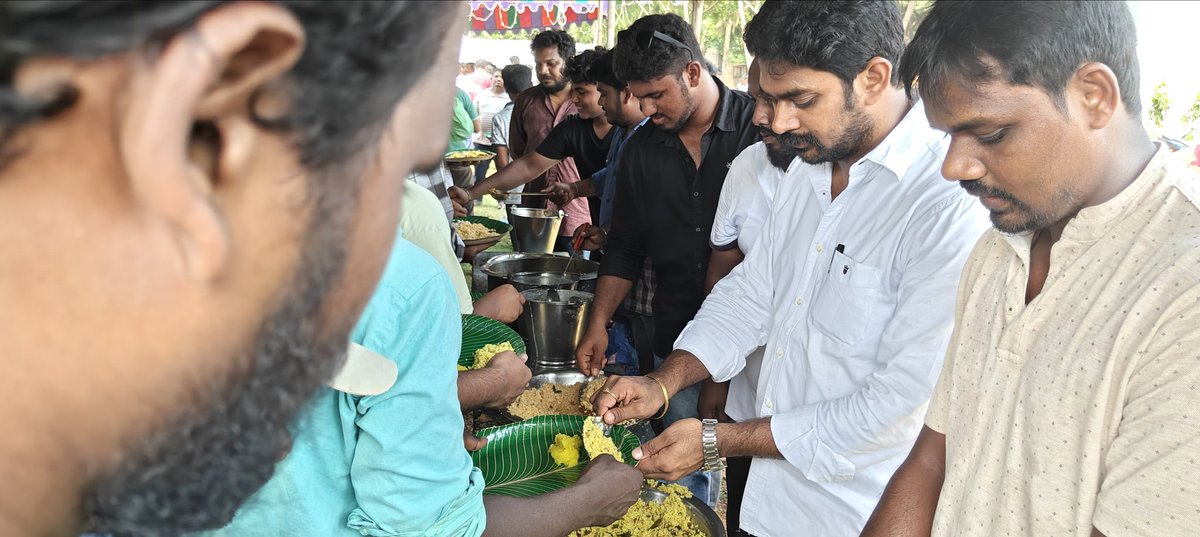 SakhariJsp's tweet photo. ఈరోజు: #SubashNagar , #PedaRushikonda , #PedaRushikonda_Pollamamba_Temple నందు బుధవారం మధ్యాహ్నం అన్నాదానం కార్యక్రమం లో వారి ఆహ్వానం మేరకు పాల్గొనడం జరిగింది.
శాఖరి శ్రీనివాస్
#Bheemili
@DrSandeepJSP
@JanaSenaParty https://t.co/dhzo8Lrv8x