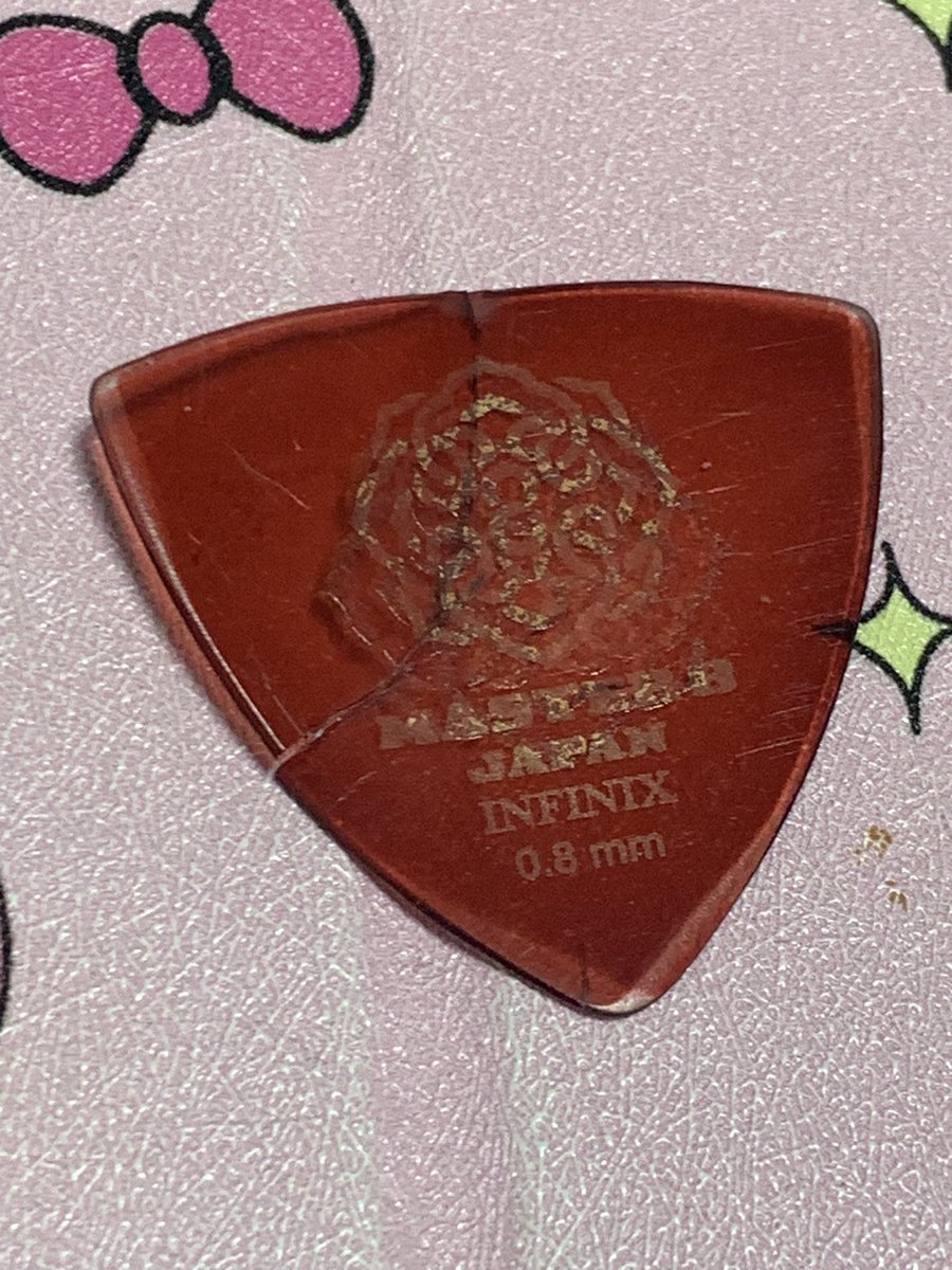 rosedrug's tweet photo. guitar練習してたら突然…
ピックがこんな割れ方したの初めてかも…
#guitar
#LUNASEA
#MayTwoNine https://t.co/MofVl9hGBW