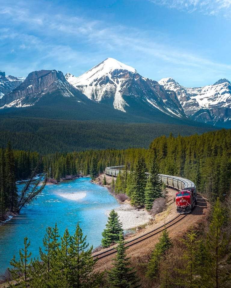 Morant's Curve is a famous scenic location in Canada, specifically in Banff National Park,Alberta. It's known for its stunning views of the Canadian Rockies,the Bow River, and the Valley Parkway. 
Photo credit: Kamau Wa Kiemo on Facebook :*
#canadaattraction #morantscurve #banff