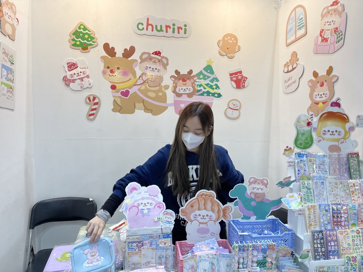 chuririiii's tweet photo. วันนี้อยากเล่าถึงการไปออกบู๊ทต่างประเทศช่วง Christmas ที่ Seoul Illustration Fair ปี 2022 ฤดูหนาวค่ะ 🎄⭐️ มี artist หลายคนทักมาถามกันเยอะมาก วันนี้เลยจะมาเล่าให้ฟังคร่าวๆค่า ถึงรายละเอียดต่างๆค่า 💚💚💚 ตามอ่านใน Thread ได้เลยค่า หวังว่าจะเป็นประโยชน์ไม่มากก็น้อยค่ะ ✨⭐️ https://t.co/s1I6eedsK1
