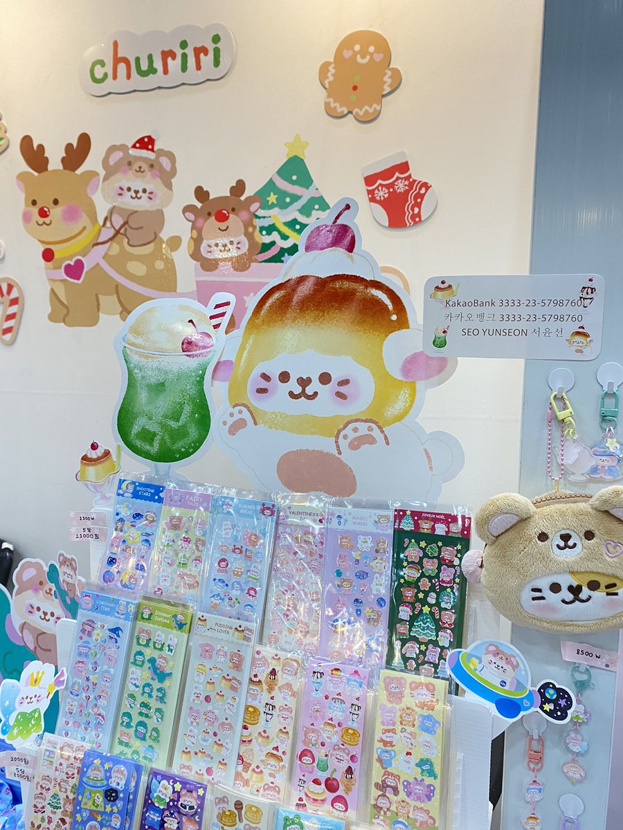 chuririiii's tweet photo. วันนี้อยากเล่าถึงการไปออกบู๊ทต่างประเทศช่วง Christmas ที่ Seoul Illustration Fair ปี 2022 ฤดูหนาวค่ะ 🎄⭐️ มี artist หลายคนทักมาถามกันเยอะมาก วันนี้เลยจะมาเล่าให้ฟังคร่าวๆค่า ถึงรายละเอียดต่างๆค่า 💚💚💚 ตามอ่านใน Thread ได้เลยค่า หวังว่าจะเป็นประโยชน์ไม่มากก็น้อยค่ะ ✨⭐️ https://t.co/s1I6eedsK1